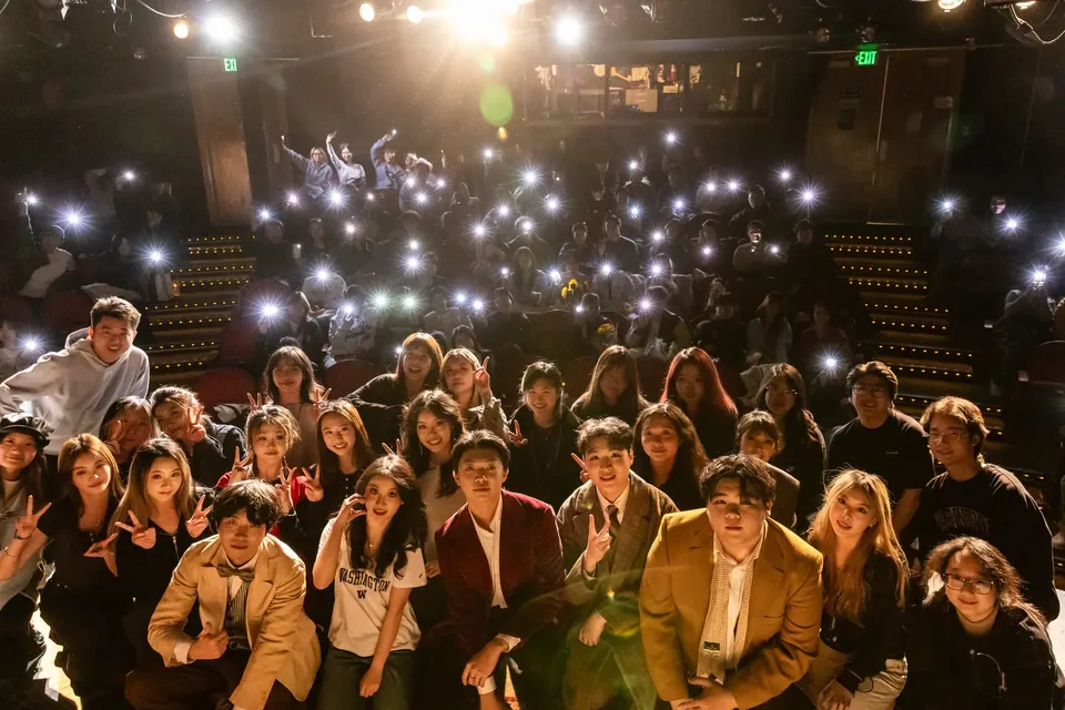 《演砸了》演职员在观众席前合影，观众举起手机灯光 / Cast and crew with the audience after The Play That Goes Wrong