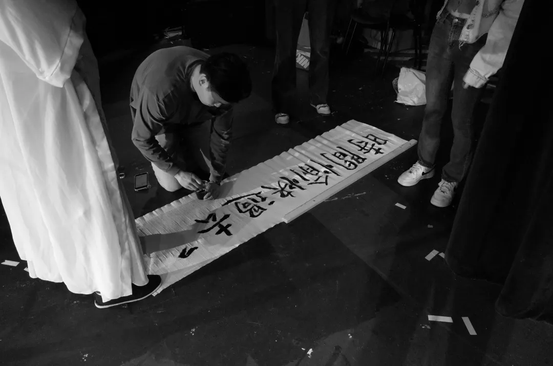 《暗恋桃花源》幕后成员在制作舞台布景 / A May Drama member making stage scenery for Secret Love in Peach Blossom Land