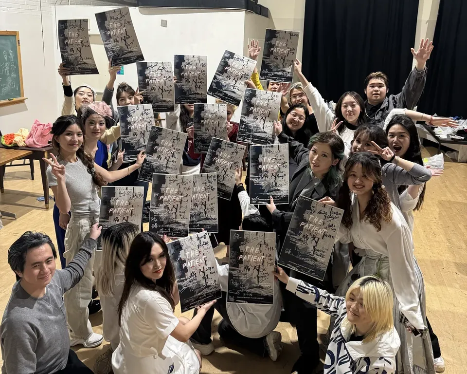 2024 年《病人》剧组成员手持签名海报合影 / Members of the 2024 production The Patient showing their signed posters