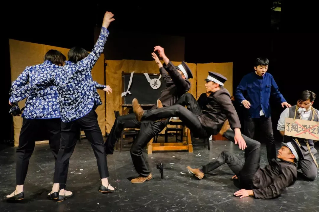 2019 年《驴得水》演出中的多人舞台场面 / Ensemble scene from the 2019 May Drama production Mr. Donkey