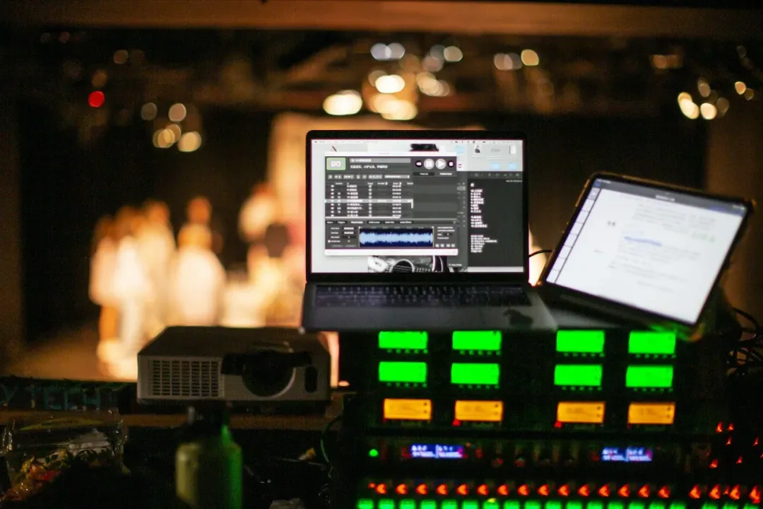 《暗恋桃花源》演出技术控台，设备和笔记本面向舞台 / Technical control booth during Secret Love in Peach Blossom Land